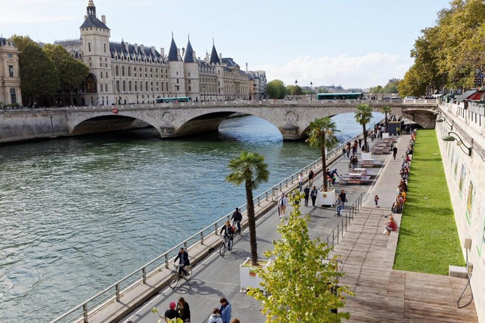 Essa é uma das imagens de como deverá ficar o trecho na via Georges Pompidou às margens do Sena após a instalação do calçadão. Ela foi divulgada pela prefeita de Paris, Anne Hidalgo, em seu twitter no último dia 26 de setembro. | Reprodução/Twitter