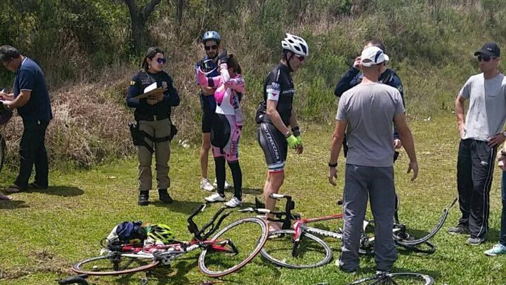Um Corsa dirigido por um motorista embriagado invadiu o acostamento, no sentido Curitiba, onde os ciclistas pedalavam e atingiu o grupo, que estava equipados com itens de proteção, como capacetes e roupas coloridas. | Felipe Araújo/Arquivo pessoal