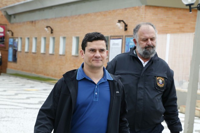 Juiz federal Sergio Moro chega para votar na Sociedade Beneficente Duque de Caxias, no bairro Bacacheri. | Henry Milleo/Gazeta do Povo
