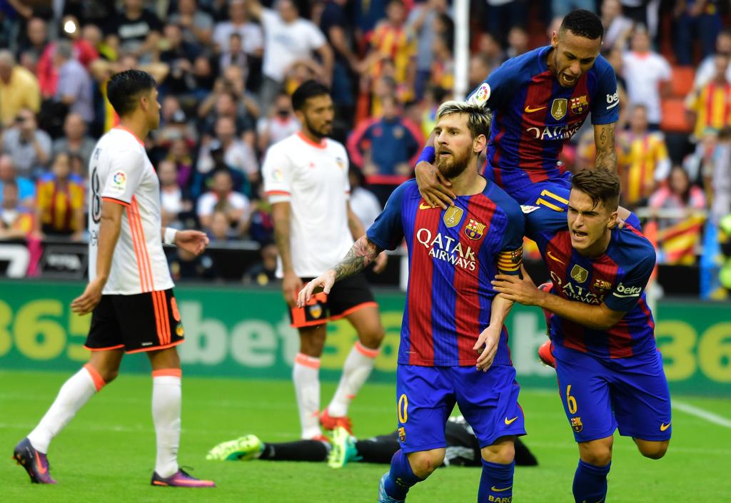 Ataque do Barcelona comemora gol marcado por Messi nos acréscimos da partida contra o Valencia | JOSE JORDAN/AFP