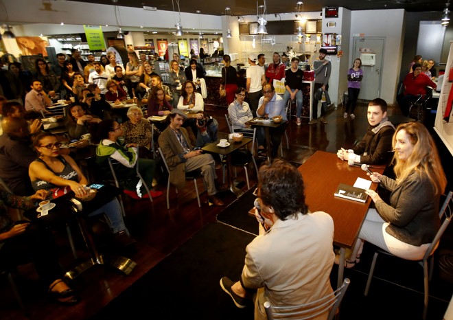 O lançamento do livro “Pra que é que serve uma canção como essa?” reuniu cerca de cem pessoas, de acordo com a organização do evento | Pedro Serapio/Gazeta do Povo
