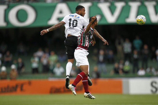 Kazim disputa a bola pelo alto em, ataque coxa-branca | Jonathan Campos/Gazeta do Povo