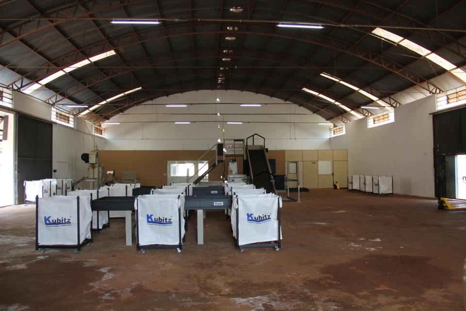 Equipamentos usados na cooperativa que faz separação criteriosa de materiais recicláveis para vender com maior valor agregado e melhorar renda de trabalhadores | Divulgação/