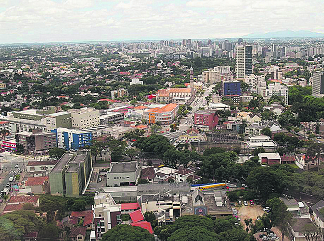 Na imagem, a vista aérea do bairro Mercês. O novo zoneamento proposto pelo Ippuc para Curitiba flexibiliza as possibilidades de uso e o porte das construções no bairro. | Aniele Nascimento/Gazeta do Povo