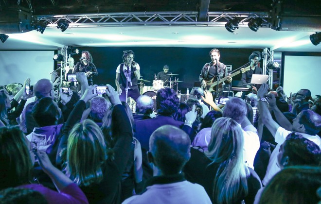 Naraine aproveita o começo do show para tocar todos os seus sucessos | Hugo Harada/Gazeta do Povo