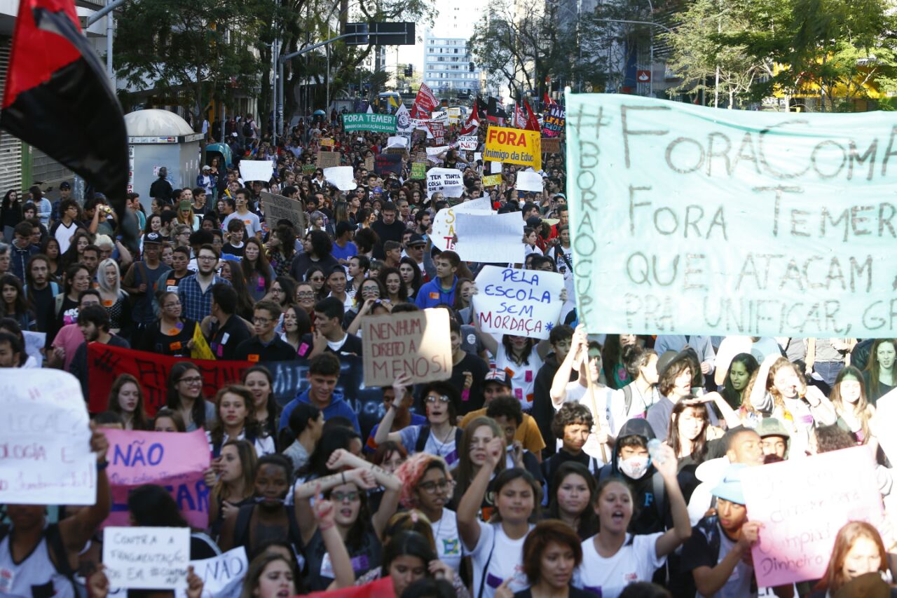 Manifestantes caminham pelas ruas do centro de Curitiba | Henry Milléo/Gazeta do Povo