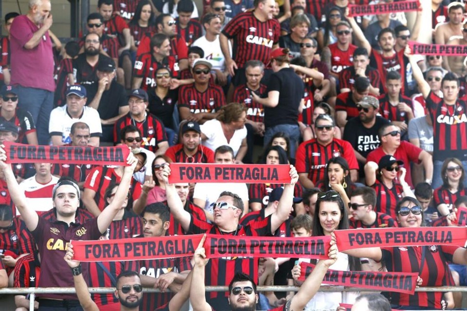 Faixas de Fora Petraglia exibidas na Vila Capanema | Hugo Harada/Gazeta do Povo
