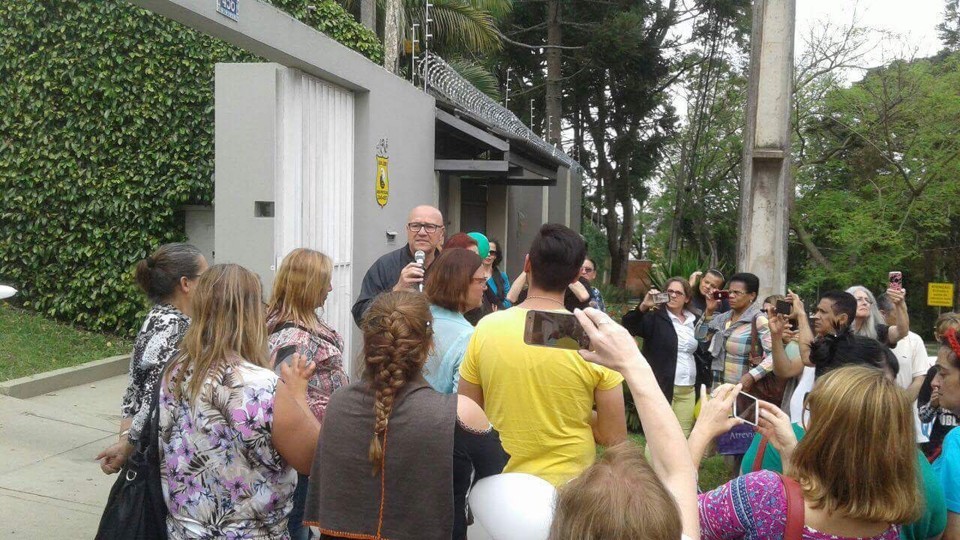 Professores fazem manifestação em frente à casa de Luiz Claudio Romanelli (PSB) | Divulgação