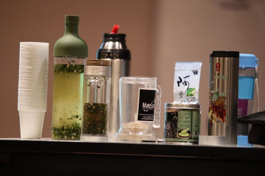 Alguns dos produtos derivados de erva mate apresentados pelo palestrante Heroldo Secco Júnior, nesta quarta-feira (5) | Divulgação/Embrapa