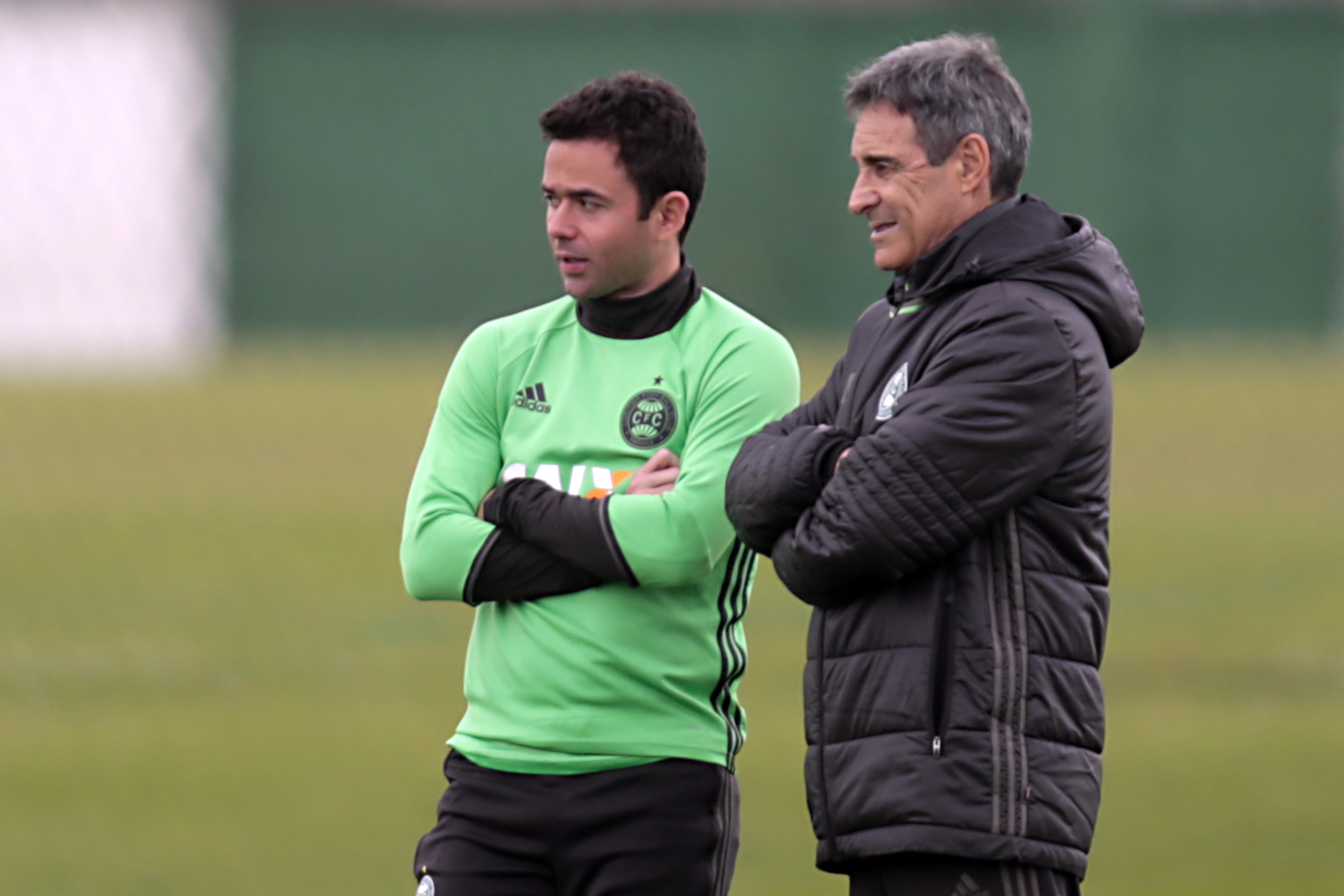Juan e Carpegiani no treino do Coritiba. Veterano está garantido no time. | Albari Rosa/Gazeta do Povo