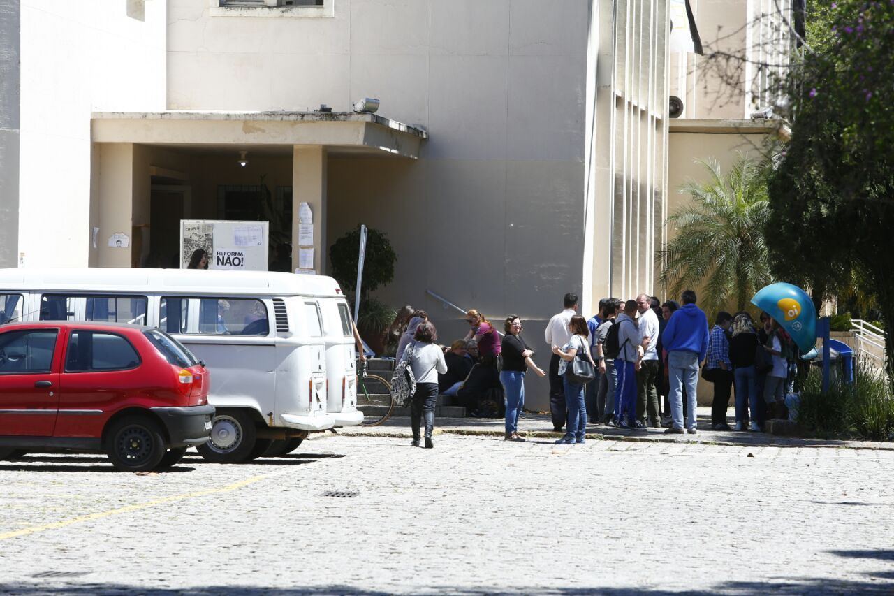 Oficiais de justiça chegam ao CEP | Henry Milléo/Gazeta do Povo