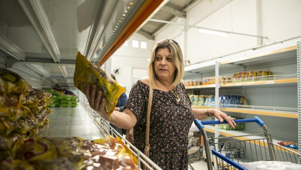 Lúcia da Silva é “cliente” do Armazém da Família há dois anos | Marcelo Andrade/Gazeta do Povo