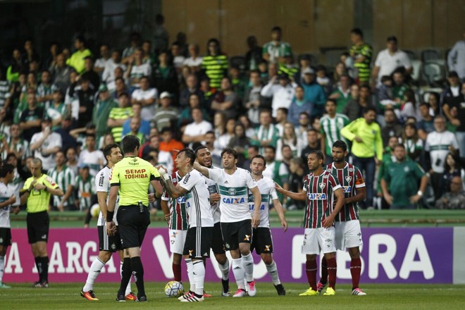 Juíz da partida ameaçou chamar policiais para retirar jogador de campo | Jonathan Campos /Gazeta do Povo