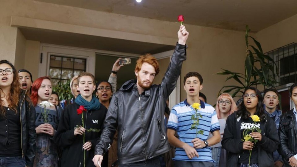 Estudantes fazem ato com flores durante o anúncio da manutenção da ocupação | Pedro Serápio/Gazeta do Povo