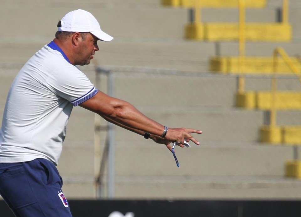 Técnico do Paraná, Roberto Fernandes, garante que time está esperançoso em uma reação no duelo com o Bragantino. | Daniel Castellano/Gazeta do Povo