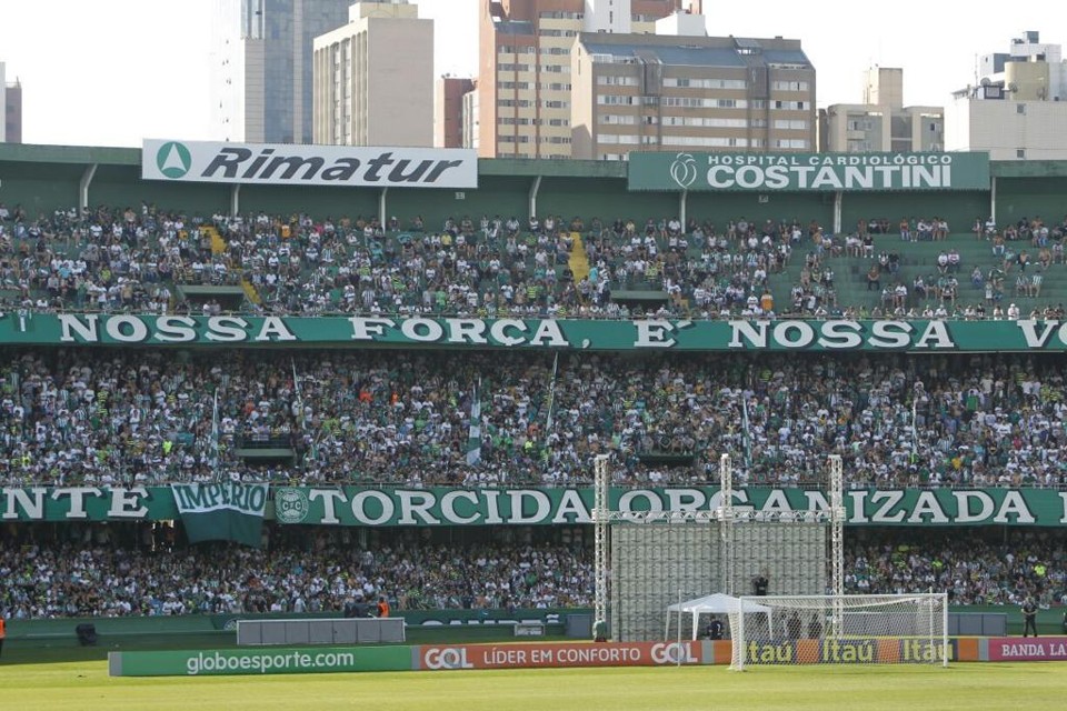 Torcida coxa-branca  no Couto Pereira acompanhando o jogo da Vila Capanema. | Antônio More/Gazeta do Povo