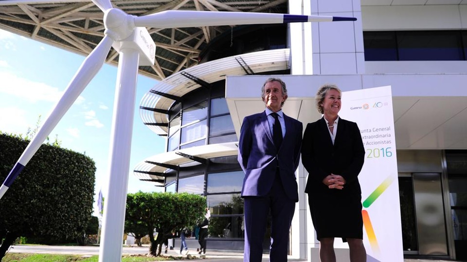 Presidente da Gamesa, Ignacio Martín, ao lado de Lisa Davis, integrante do Conselho Gerencial da Siemens | ANDER GILLENEA/AFP