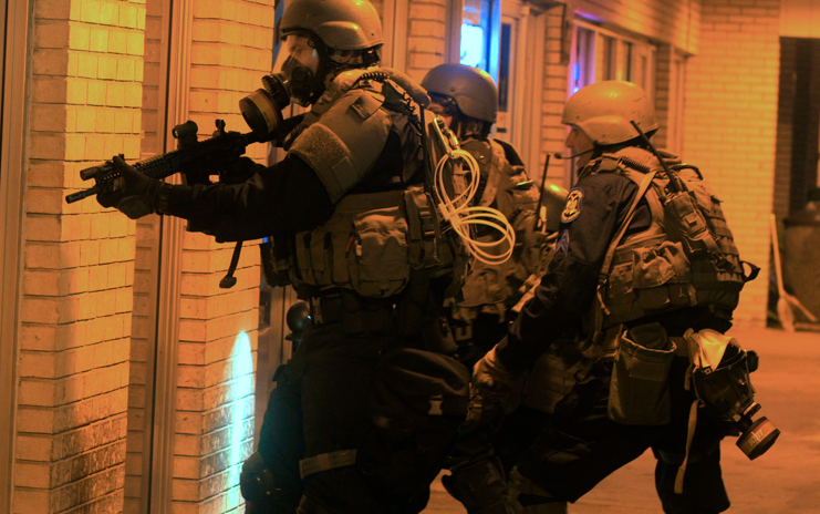Policiais em Ferguson, no estado de Missouri, se preparam para invadir uma residência | /Divulgação