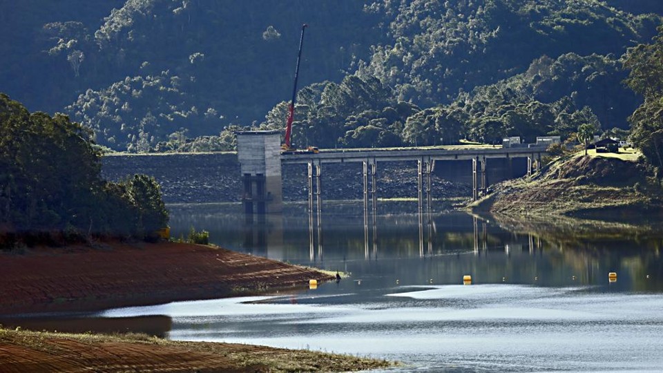 Represa do Capivari: para poupar água dos reservatórios das hidrelétricas, o governo usa uma regra que obriga usinas a produzirem menos energia em períodos em que os reservatórios estão mais baixos | Albari Rosa/Gazeta do Povo