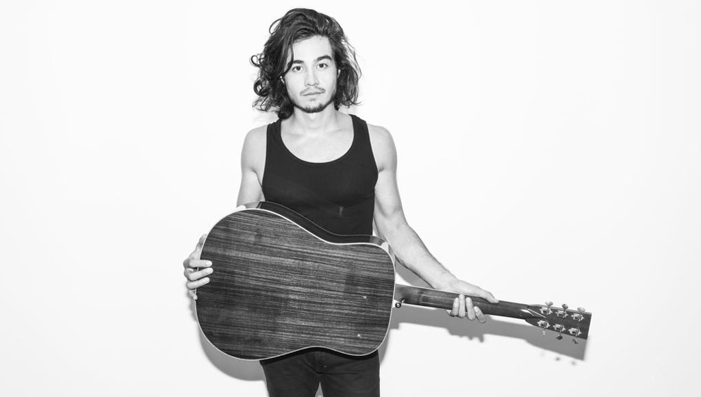 Tiago Iorc se apresenta domingo no Teatro Positivo.