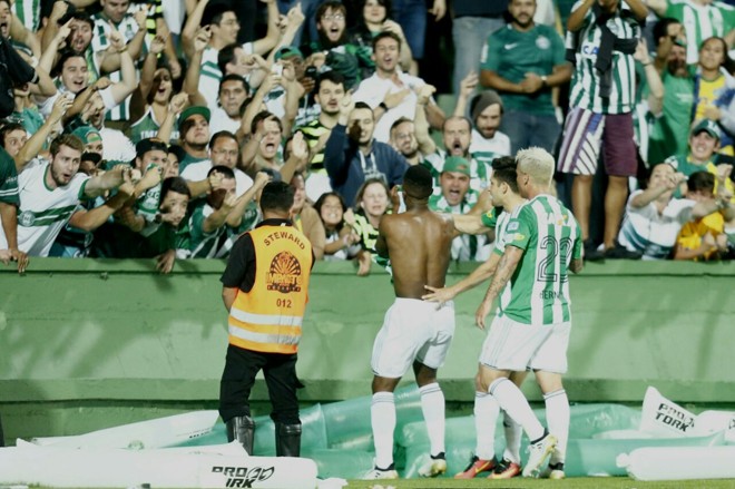 Iago comemora com a torcida o gol de empate do Coritiba. | Hugo Harada/Gazeta do Povo