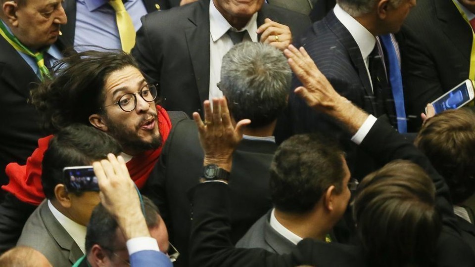 Jean Wyllys cuspiu em Jair Bolsonaro durante a votação de impeachment de Dilma Rousseff na Câmara dos Deputados. | Alan Marques/Folhapress