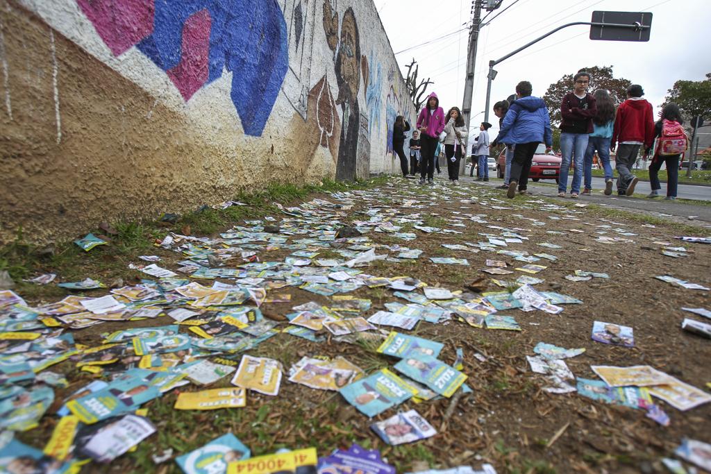 Nem a menor arrecadação dos candidatos evitou a profusão de santinhos perto de locais de votação no domingo (2) | Daniel Castellano/Gazeta do Povo