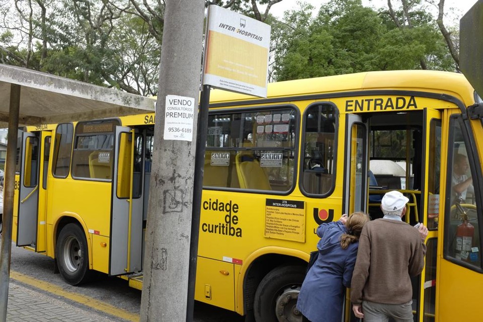Uma constante no trajeto são as dúvidas de passageiros sobre o itinerário; poucos embarcam após se informar com o motorista | Henry Milleo / Gazeta do Povo