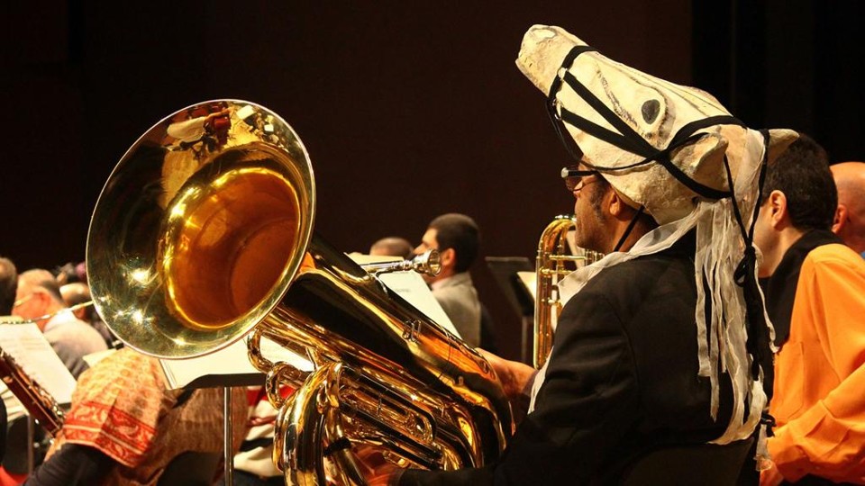 Músicos em trajes incomuns durante um concerto para crianças da OSP. | Karin van der Broocke/Divulgação