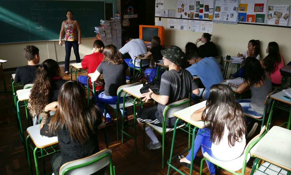 Greve e ocupações fecham mais de 700 escolas no PR Alunos do Colégio Pietro Martinez têm aulas normais nesta segunda-feira (17) de greve. | Aniele Nascimento/Gazeta do Povo