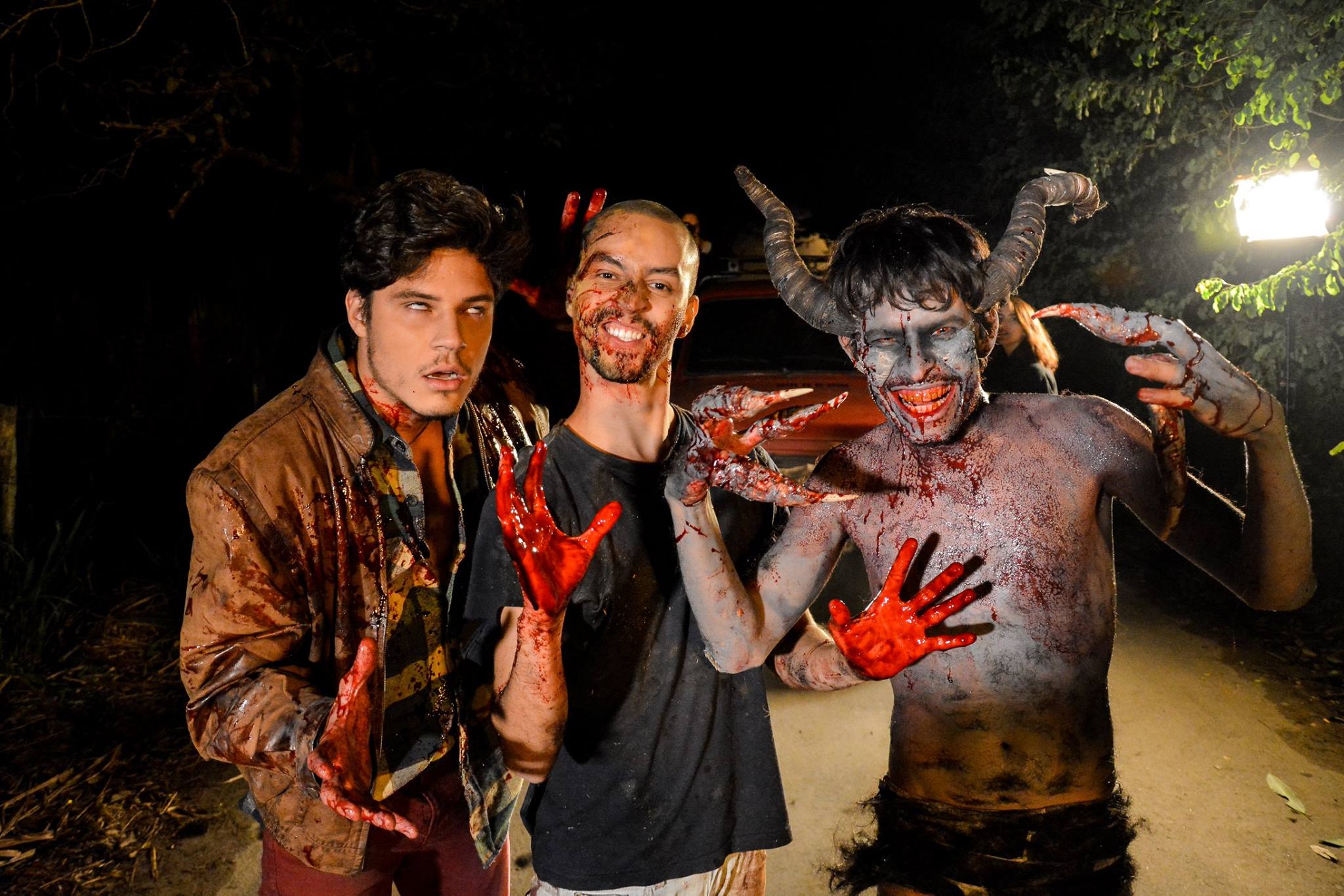 Os curitibanos Vicente Tuchinski e Guilherme Vinícius (nas pontas) e Bruno Esposti no set de filmagem da série | Reprodução Facebook