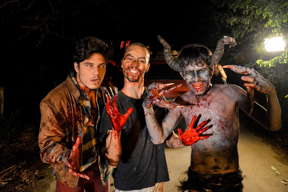 Os curitibanos Vicente Tuchinski e Guilherme Vinícius (nas pontas) e Bruno Esposti no set de filmagem da série | Reprodução Facebook