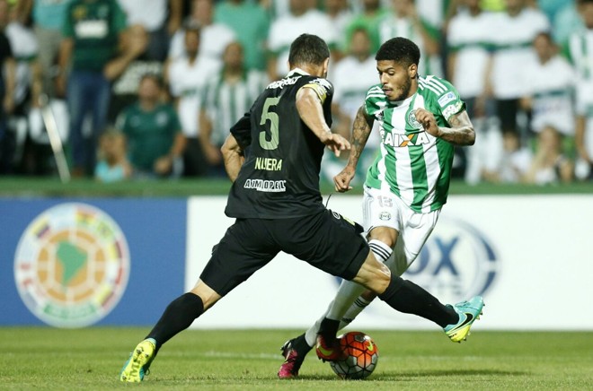 Leandro incomodou a defesa adversária. | Hugo Harada/Gazeta do Povo
