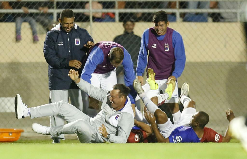 Técnico Roberto Fernandes acabou caindo durante a comemoração do terceiro gol paranista. | Hugo Harada/Gazeta do Povo