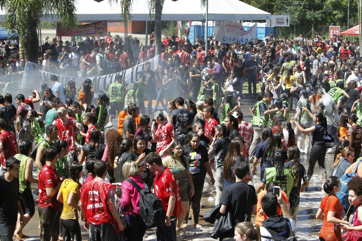 Festa dos aprovados na PUC-PR segue até às 18h no estacionamento E-17 do campus Curitiba. | Antônio More/Gazeta do Povo