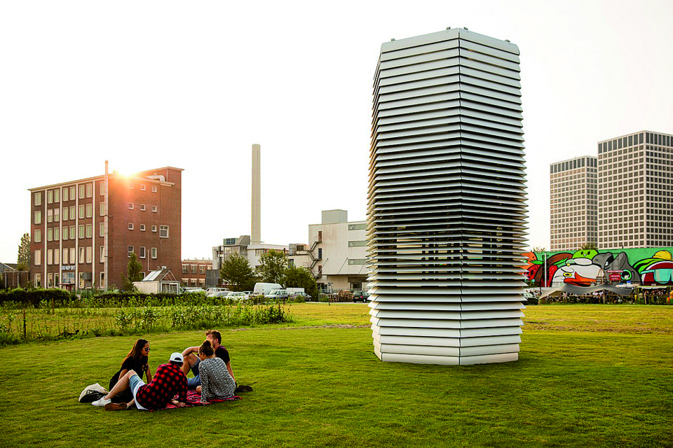 Com capacidade de limpar cerca de 31 mil metros cúbicos de ar por hora, a torre funciona como um purificador . | Reprodução/Studio Roosegaarde