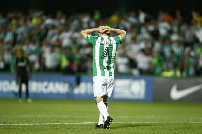 Juan lamenta perder a melhor chance do Coxa no primeiro tempo. | Hugo Harada/Gazeta do Povo