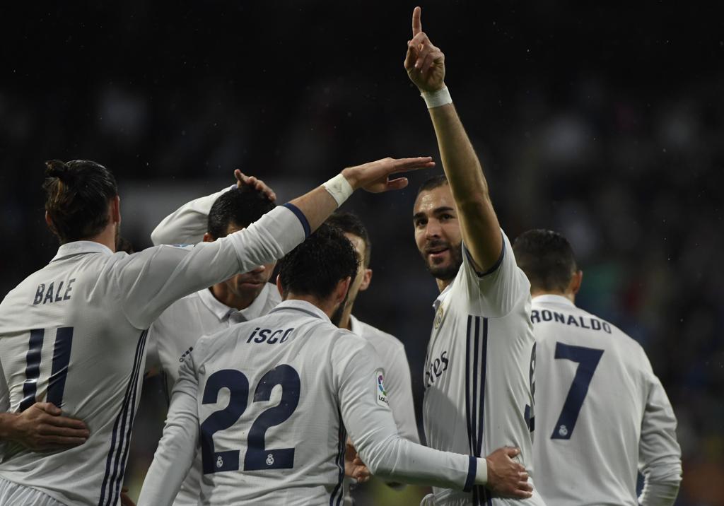 Benzema comemora gol em partida que garantiu a liderança do Real Madri no Espanhol | CURTO DE LA TORRE/AFP