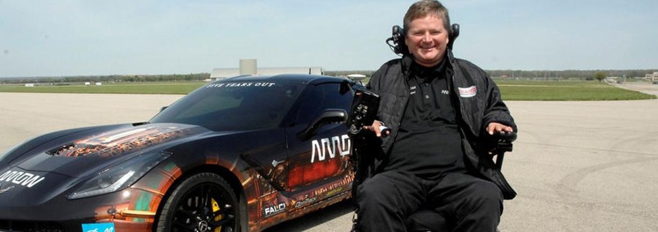 Sam Schmidt costumava competir pela Fórmula Indy, mas se acidentou e só consegue mover do pescoço para cima, | Divulgação/Arrow Electronics