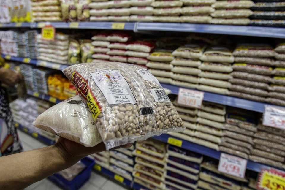 O feijão - um dos principais produtos com impacto inflacionário recente - tende a registrar queda de preço a partir de novembro ou dezembro | Daniel Castellano/Gazeta do Povo