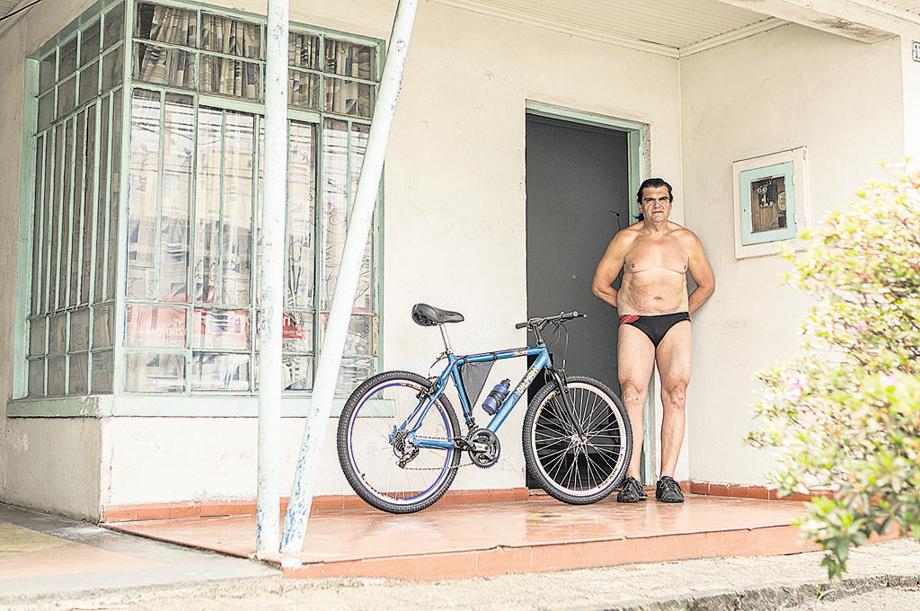Oil Man em frente de casa, no bairro Bacacheri: com a morte do pai, em março, Nelson Rebello diminuiu o ritmo das pedaladas. | Marcelo Andrade/Gazeta do Povo