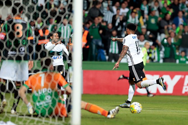 Kazim não deixou a torcida esperar muito para comemorar um gol no Couto Pereira, diante do lanterninha América-MG. Aos 12 minutos, já botou a bola na rede. A alegria alviverde ainda aumentou com Juan, duas vezes, no segundo tempo. Confira as imagens do duelo que garantiu alívio para o Coritiba na dura briga contra o rebaixamento. | Fotos: Albari Rosa/Gazeta do Povo