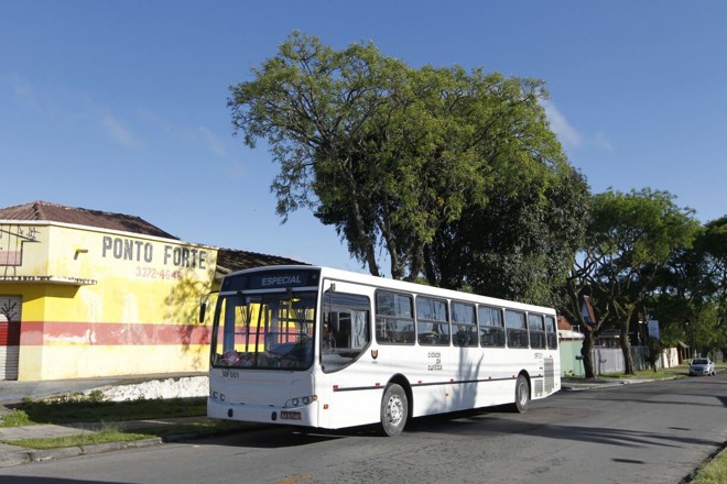 Urbs coloca neste domingo (30) à disposição dos passageiros ônibus especiais para transportar gratuitamente aqueles eleitores que tiveram seus locais de votação alterados. Na foto, ônibus em frente ao Colégio Estadual Professor Antonio Francisco Zardo | Antônio More/Gazeta do Povo