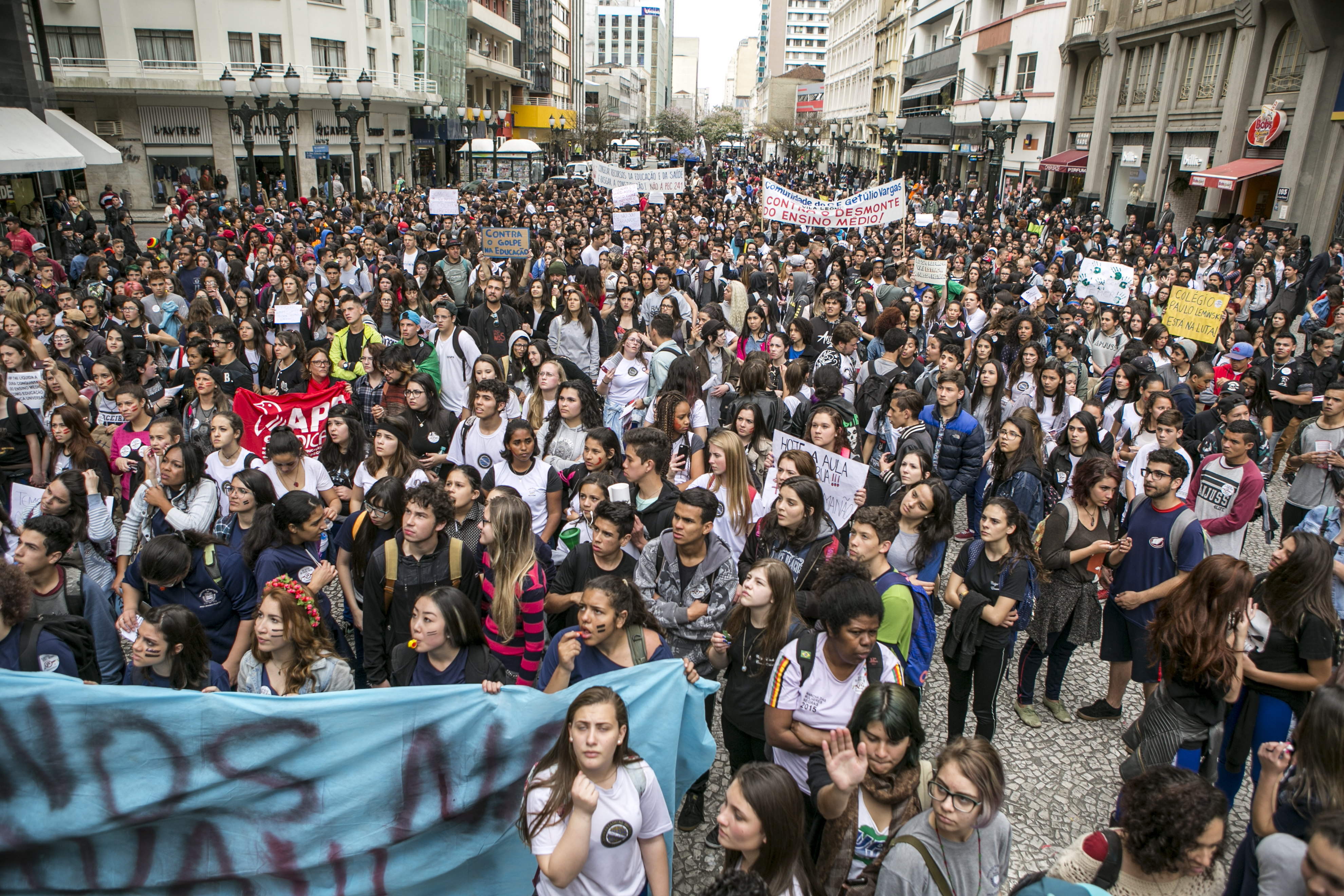 Com gritos de “Fora Temer”, os alunos percorreram o calçadão da rua XV de Novembro, acompanhados de professores e sindicalistas | Marcelo Andrade/Gazeta do Povo