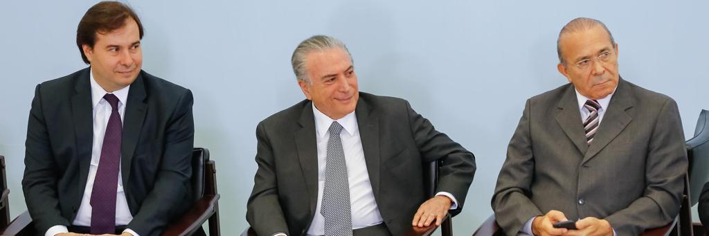 Rodrigo Maia (à esq.), Michel Temer (ao centro) e Eliseu Padilha | Beto Barata/Presidência da República