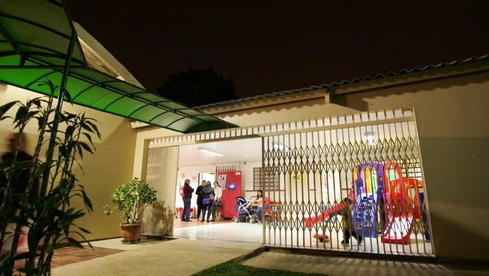 Promessa nas eleições, creches noturnas não são recomendadas por educadores Na foto, CMEI Pimpão na Vila São Jorge, que ofereceu serviço noturno até 2014 | Daniel Castellano/Gazeta do Povo