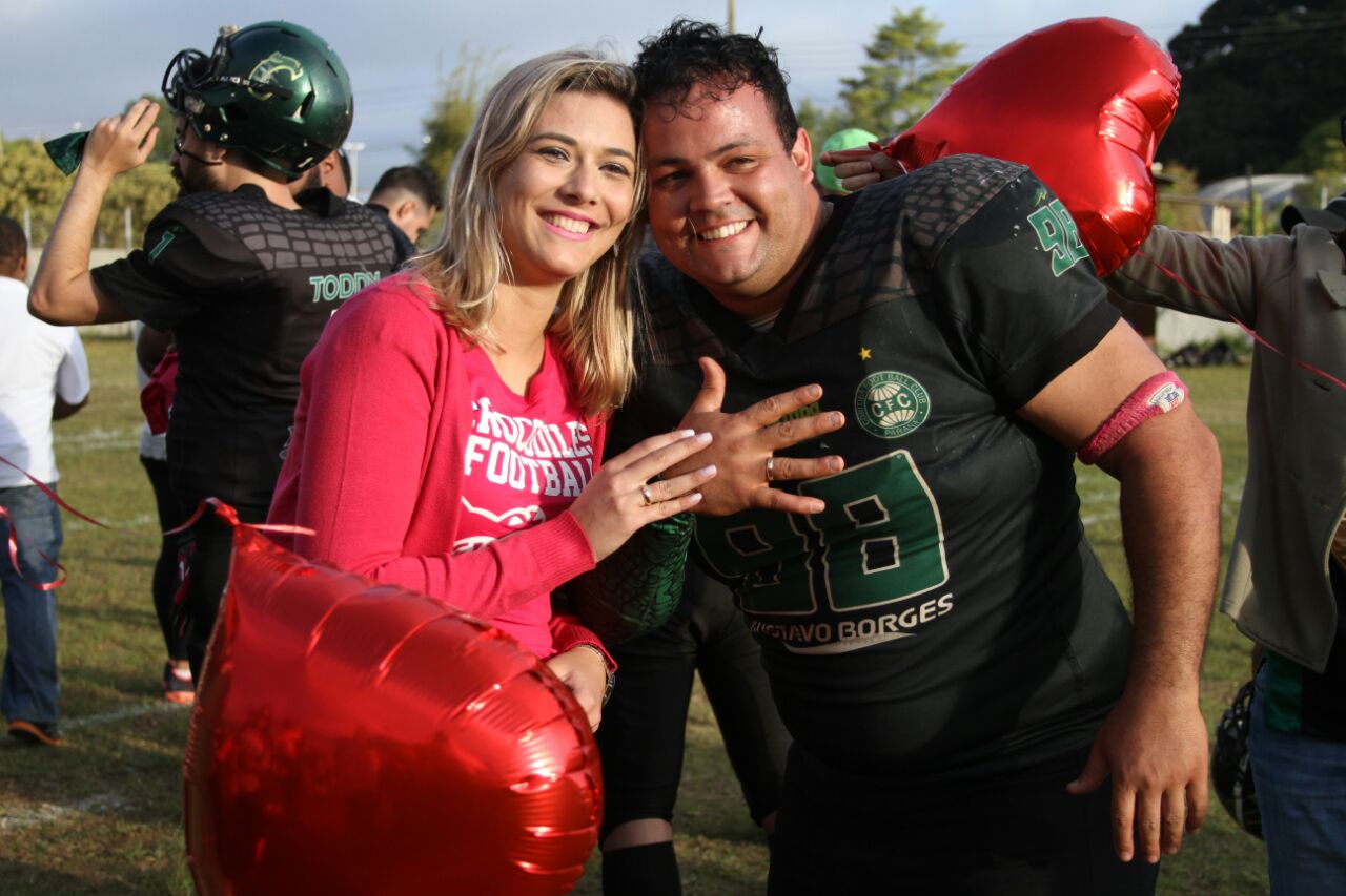 Amanda e Delmer após ela pedi-lo em casamento em pleno gramado | /