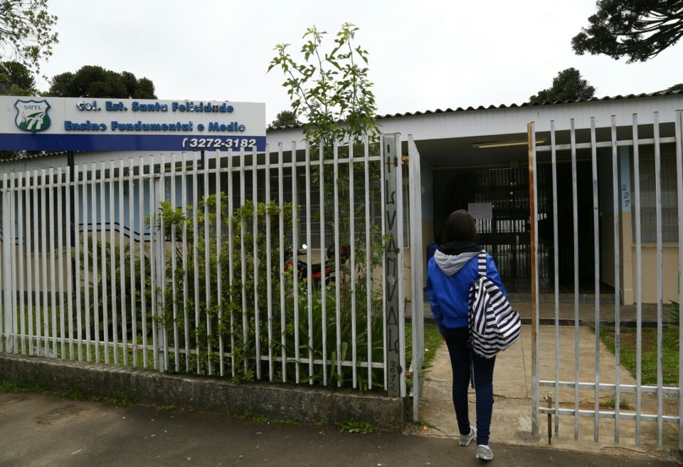Aluna chega ao Colégio Santa Felicidade na volta às aulas nesta segunda-feira. | Aniele Nascimento/Gazeta do Povo