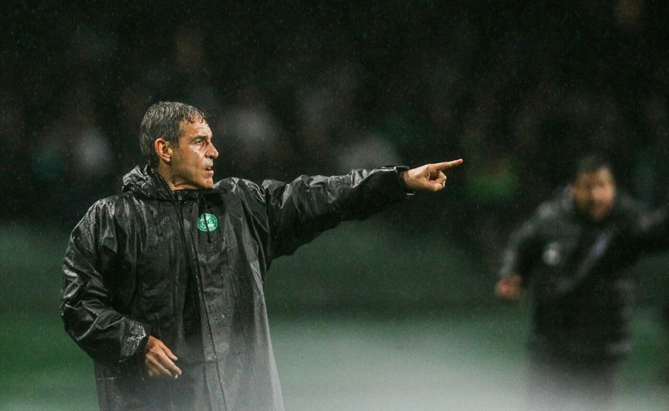 Carpegiani lamenta empate do Coritiba e projeta Atletiba: “Obrigação de vencer” Carpegiani tem dois desfalques certos para o Atletiba: os paraguais Bareiro e Benitez. | Daniel Castellanoi/Gazeta do Povo