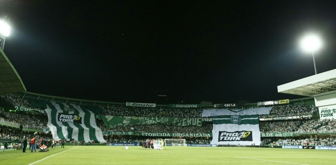 Torcida alviverde estendeu dois bandeirões em formato de camisa antes do jogo com o Atlético Nacional. | Hugo Harada/Gazeta do Povo